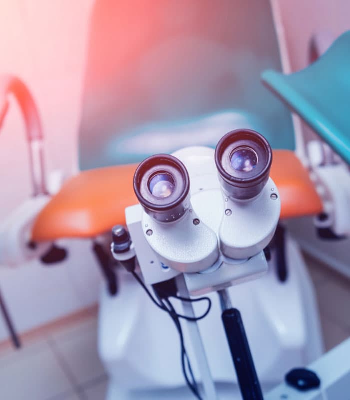 Colposcópio em consultório ginecológico